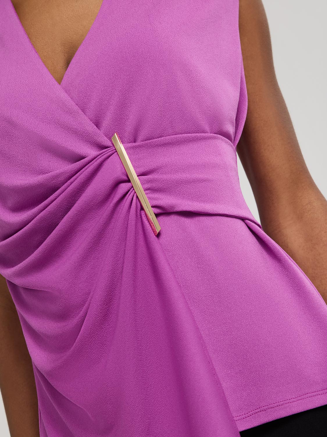Sleeveless Crossover Top With Metal Bar Detail - Image 3